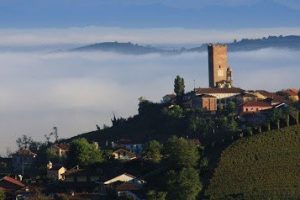 La torre di Barbaresco sulle nebbie autunnali