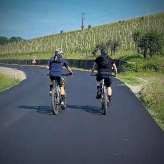 coppia di amici pedalando durante un tour