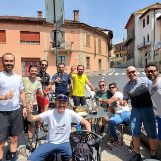 pausa aperitivo durante un tour in bici nelle Langhe