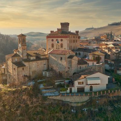 Una vista di Barolo - una delle mete per i tuoi Tour nelle Langhe