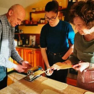 I nonni insegnano le tradizioni culinarie piemontesi alla nipote