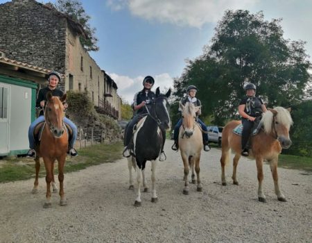 gruppo di amiche pronte per partire per il loro trekking a cavallo