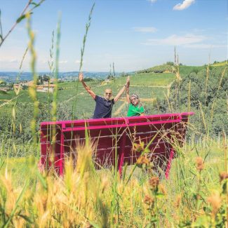 Panchine giganti Langhe - Una coppia sulla panchina gigante rossa