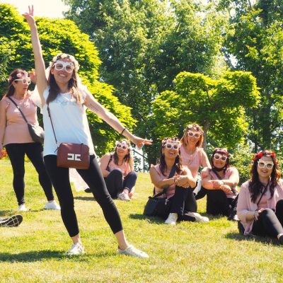 Amiche festeggiano un addio al nubilato