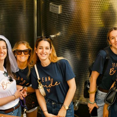 In cantina nelle Langhe: alcune ragazze durante un Vespa Tour