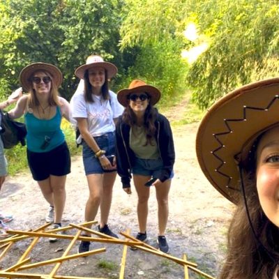 Ragazze con cappello da cowboy alle prese con qualche prova di un corso di sopravvivenza