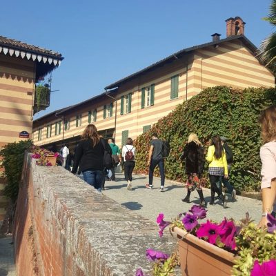 Gruppo di adulti durante una caccia al tesoro nelle Langhe