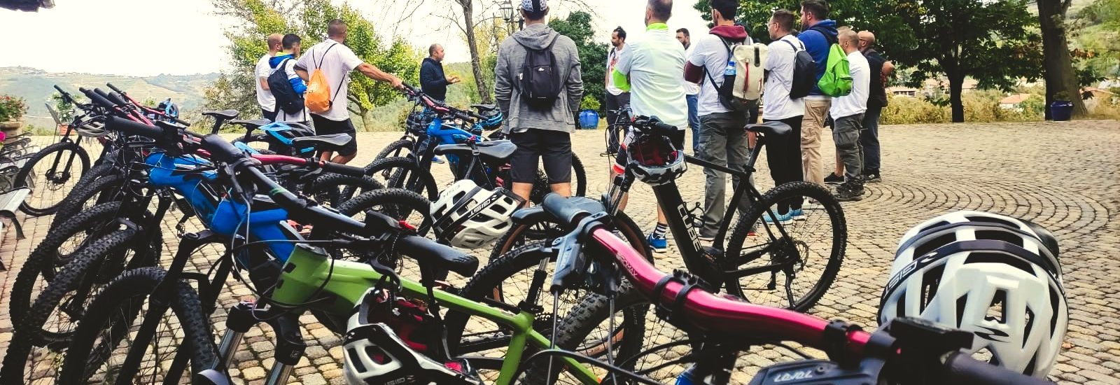 gruppo di colleghi di una azienda si sfidano per un team building in e-bike