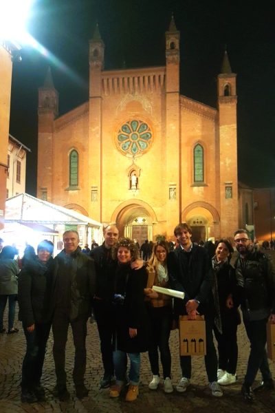 Davanti al Duomo di Alba: gruppo di colleghi