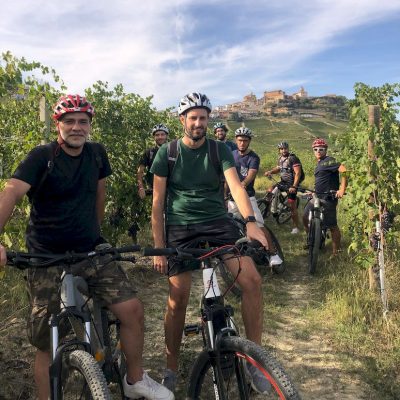 In bici per una esperienza di team building aziendale: un gruppo di uomini in e-bike