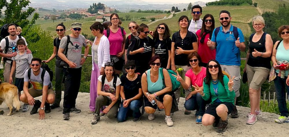 Un gruppo di ragazzi e ragazze: Team building aziendale. Trekking nelle Langhe del Barolo