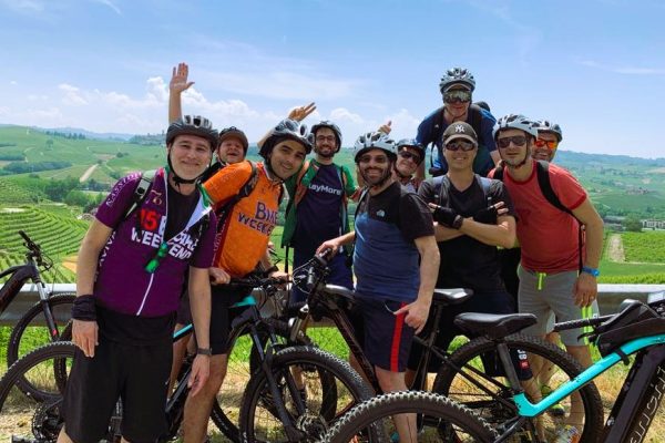 Un gruppo in e-bike per una missione di team building