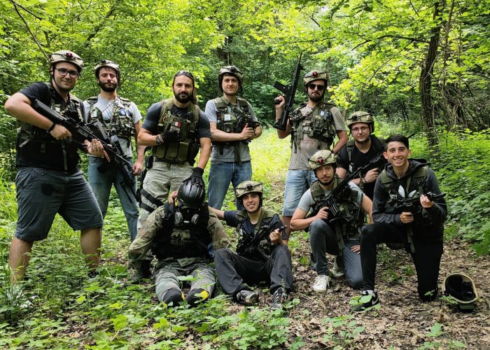 Un gruppo che fa attività outdoor nel bosco